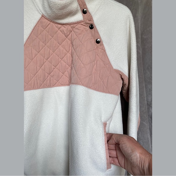 🎉Abercrombie Asymmetrical Snap Up Fleece, Women’s Size M, Cream/Soft Pink - Picture 2 of 5